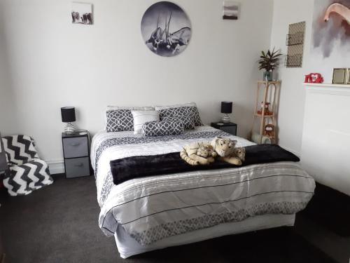 um urso de peluche deitado numa cama num quarto em Ellie's Villa em Brydone
