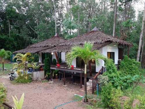 a small house with a thatched roof at Little Rock Kohjum in Ko Jum