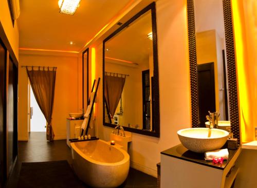 Ένα μπάνιο στο Villa One Seminyak