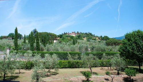 a view of a garden with a house on a hill at Hotel Villa Cappugi in Pistoia