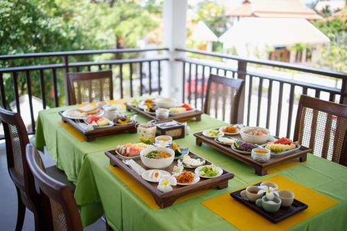 Vdara Pool Resort Spa Chiang Mai في شيانغ ماي: طاولة عليها عدة أطباق من الطعام