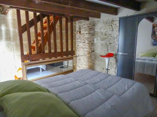 MontfrinにあるN°5のベッドルーム1室(ベッド1台付)、木製の階段