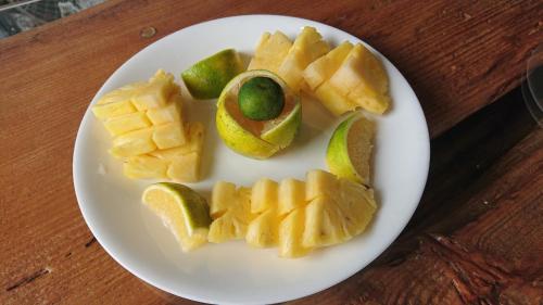 a plate of food with fruit on a wooden table at 82行旅 加Line享優惠 in Jian