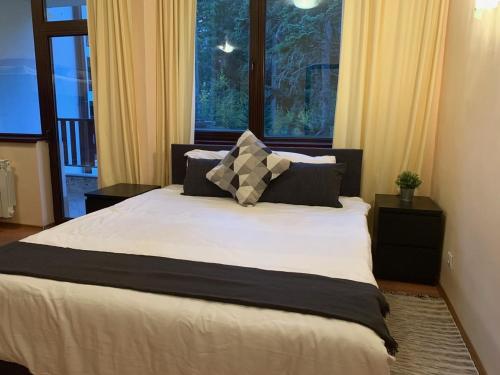 A bed or beds in a room at Flora Ski-slope Studio Apartment