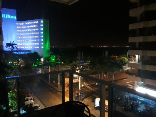 uma vista da cidade à noite a partir de uma varanda em Apartamento Playero em Cartagena de Indias