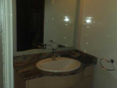 uma casa de banho com um lavatório e um espelho em Apartamentos Casa La Cuca em Alfambra