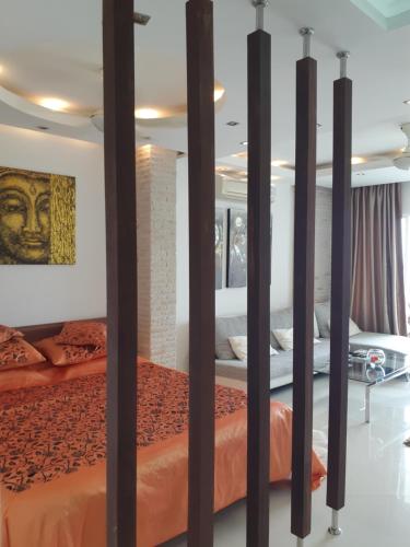 a bedroom with a bed with black posts at Studio Veiwtalay 7 in Pattaya South