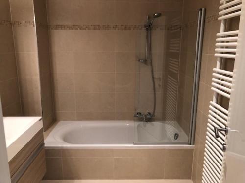 bagno con vasca e doccia di VAKANTIE APPARTEMENT ALLURE, met zuidgericht tuintje a Ostenda