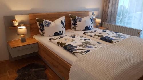 een slaapkamer met twee bedden met blauwe en witte kussens bij Ferienwohnung Univers 2 in Bad Harzburg