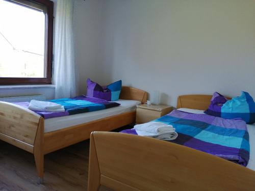 two beds sitting next to each other in a room at Wohnung Lemkenhafen in Fehmarn