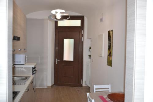 un pasillo con una puerta marrón en la cocina en Casetta San Lazzaro en Lecce