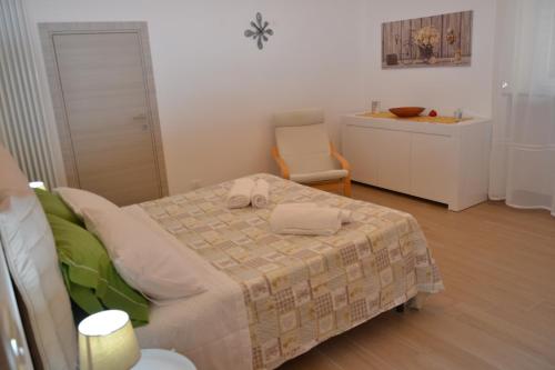 1 dormitorio con 1 cama con 2 toallas en Casetta San Lazzaro, en Lecce
