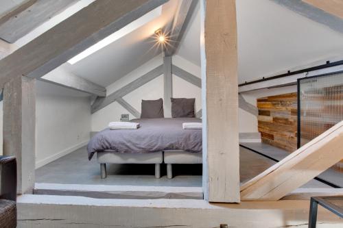 sypialnia z łóżkiem na poddaszu w obiekcie Annecy Clara's Apartment w Annecy