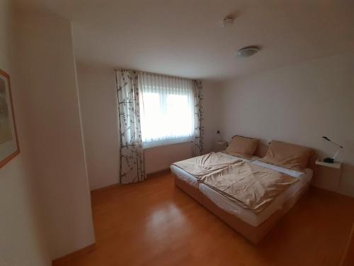 a small bedroom with a bed and a window at Wohnung im Herzen von Ettlingen in Ettlingen