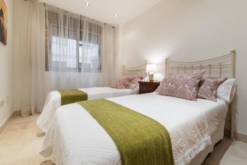 1 dormitorio con 2 camas y ventana en iloftmalaga Pacifico 41 en Málaga