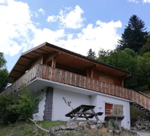 een huis met een balkon er bovenop bij Chalet des Bruyères in La Bresse