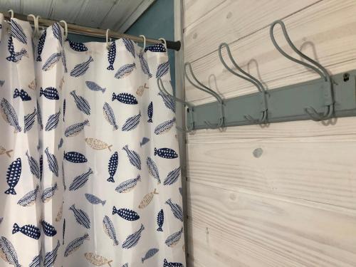 een douchegordijn in een kamer met een muur bij Palapa Suite in Punta Del Diablo