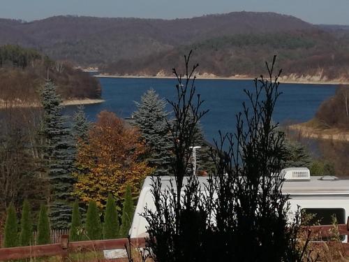 a view of a lake from a house at Domek z widokiem in Olchowiec