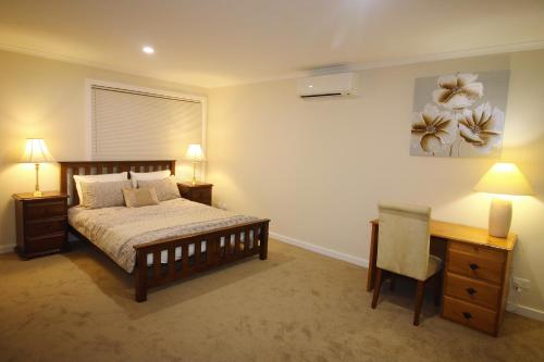 Tempat tidur dalam kamar di Silver House - Melbourne Airport Accommodation