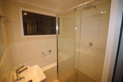 Koupelna v ubytování Silver House - Melbourne Airport Accommodation - 7 Minutes from Melbourne Airport