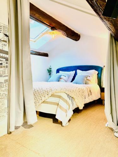 une chambre avec un lit avec une tête de lit bleue dans l'établissement Le Loft Massalia, à Marseille