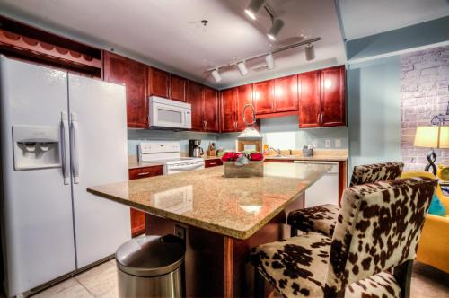 Кухня или мини-кухня в Laketown Wharf 537 By Aneliya
