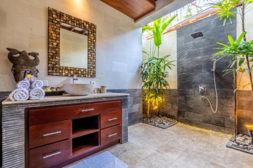 Bilik mandi di Pristine Yuyu Villa Balian
