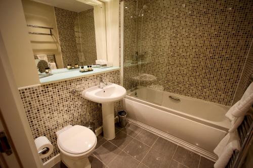 ein Badezimmer mit Waschbecken, Toilette und Badewanne in der Unterkunft City Centre Skeldergate 2 Bed Apartment with Parking in York