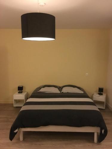 Ένα ή περισσότερα κρεβάτια σε δωμάτιο στο Chambres d'Hôte Les Bredins