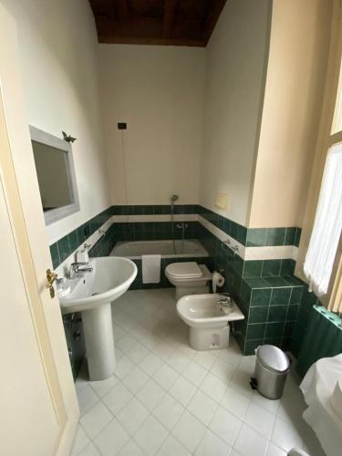 a bathroom with a sink and a toilet and a tub at Antica Casa Fenaroli in Iseo