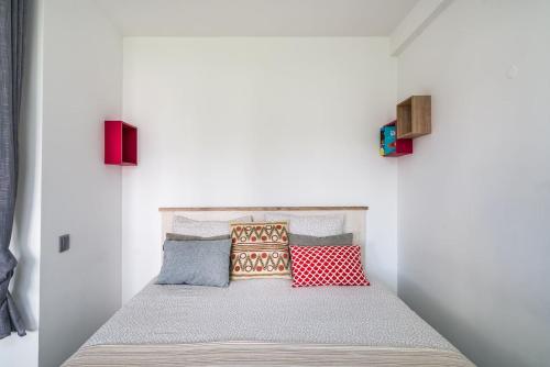 un letto in una camera con due luci sul muro di ImpervillaStudio - Vilamoura City Centre a Quarteira