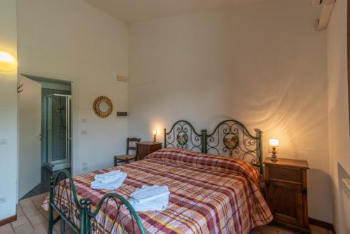 Ένα ή περισσότερα κρεβάτια σε δωμάτιο στο Agriturismo Le Case Rosse di Montebuono