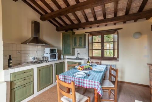 Η κουζίνα ή μικρή κουζίνα στο Agriturismo Le Case Rosse di Montebuono