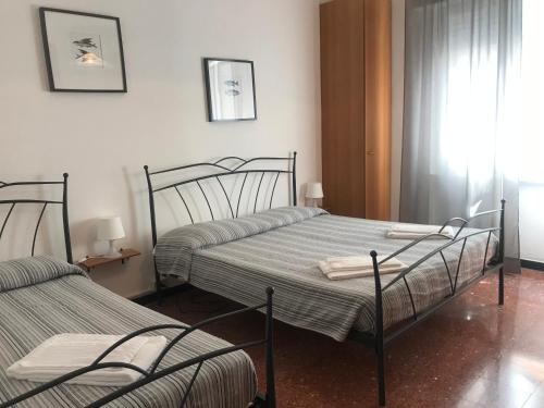 2 Einzelbetten in einem Zimmer mit Fenster in der Unterkunft Appartamento Viviana in Levanto