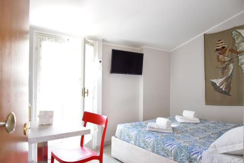 ein Schlafzimmer mit einem Bett und einem roten Stuhl in der Unterkunft Sottoriva dream in Verona