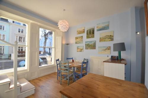 a dining room with a table and chairs and a window at Notting Hill Charm -Sleeps 5 - Urban Retreat in London