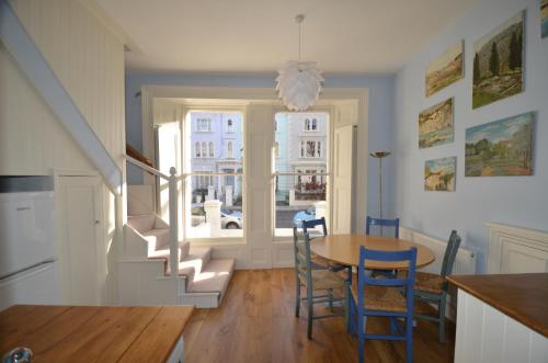 a kitchen and dining room with a table and chairs at Notting Hill Sleeps 5 in London