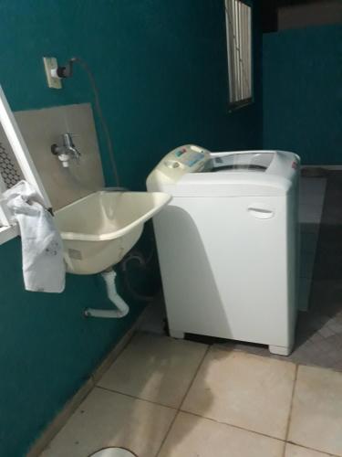 uma casa de banho com um lavatório e um WC em Apartamento Confortável e Seguro em Valparaíso de Goiás