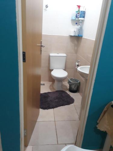 a bathroom with a toilet and a sink at Apartamento Confortável e Seguro in Valparaíso de Goiás