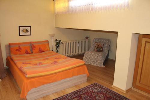 um quarto com uma cama e uma cadeira em Studio Pleven Center em Pleven