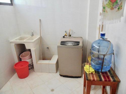 Baño pequeño con lavabo y botella de agua en Karey 906 Rodadero, en Santa Marta