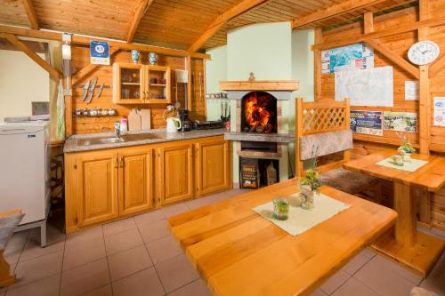 Η κουζίνα ή μικρή κουζίνα στο Ada Apartments