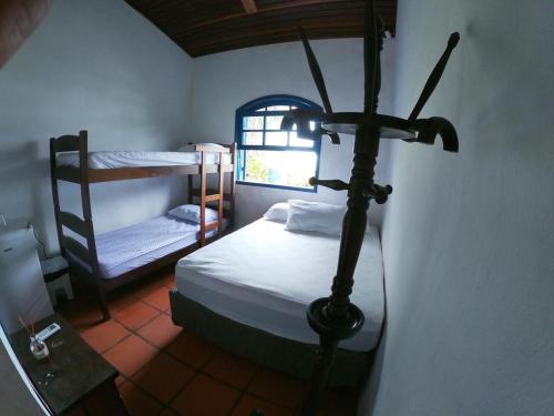 เตียงสองชั้นในห้องที่ Suítes Pé na Areia