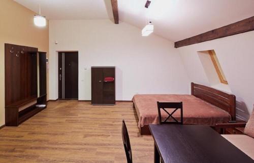 リヴィウにあるApartment on Lychakivska 6-Бのベッド、テーブル、ソファが備わる客室です。