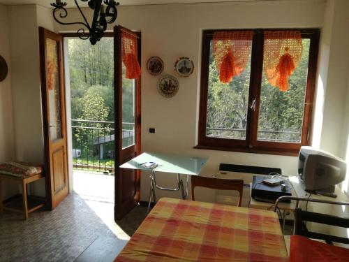 a dining room with a table and a window at La Casa nel Verde in Alice Superiore