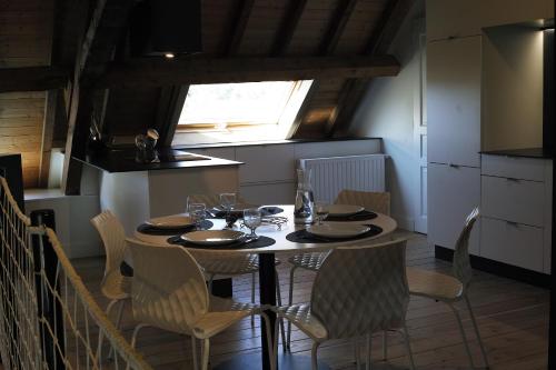 une salle à manger avec une table et des chaises et une fenêtre dans l'établissement La Grange du Lac du Bourget, à Brison-Saint-Innocent