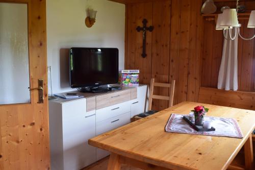ブルガウにあるFerienwohnung "Am Eichberg"のキッチン(木製テーブル、テレビ付)