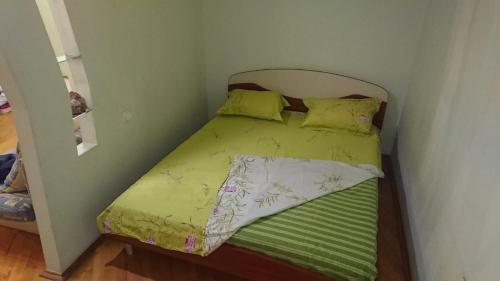 małe łóżko w narożniku pokoju w obiekcie GREEN ROSE w Kijowie