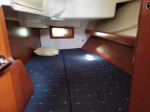 Habitación pequeña con cama en la parte trasera de un tren en Boat in Badalona for up to 6 people, en Badalona