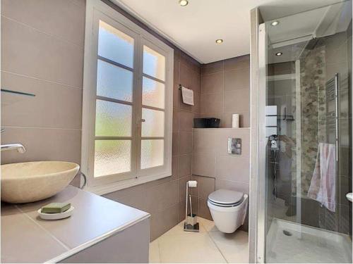 アンティーブにあるMa Provenceのバスルーム(トイレ、洗面台、シャワー付)
